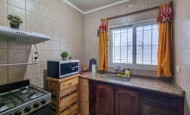 CASA 3 AMBIENTES VENTA LOBOS CON JARDIN Y QUINCHO