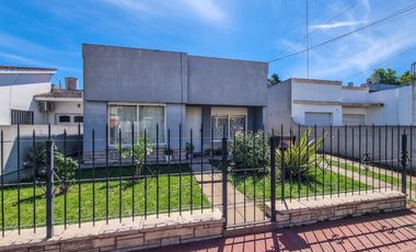 CASA 3 AMBIENTES VENTA LOBOS CON JARDIN Y QUINCHO