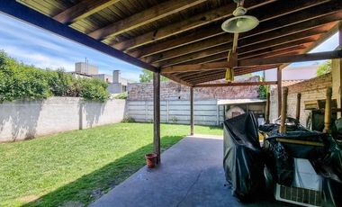 CASA 3 AMBIENTES VENTA LOBOS CON JARDIN Y QUINCHO
