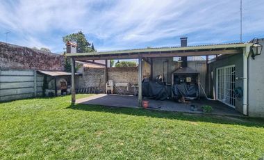 CASA 3 AMBIENTES VENTA LOBOS CON JARDIN Y QUINCHO