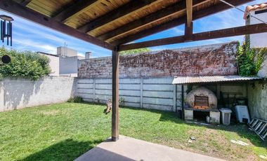 CASA 3 AMBIENTES VENTA LOBOS CON JARDIN Y QUINCHO