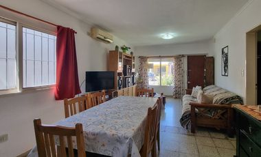CASA 3 AMBIENTES VENTA LOBOS CON JARDIN Y QUINCHO