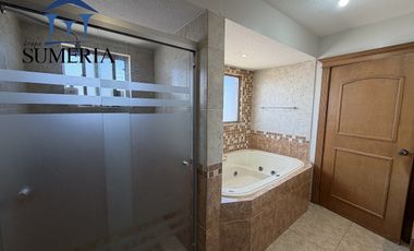 Casa en Renta Amueblada de 4 Recámaras con Vista al Campo de Golf