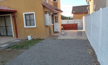 Casa en arriendo c/ estacionamiento en Peñablanca