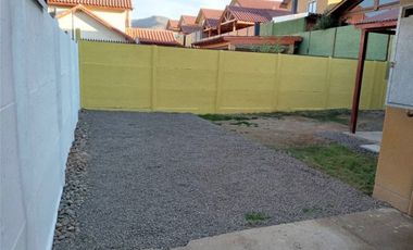 Casa en arriendo c/ estacionamiento en Peñablanca