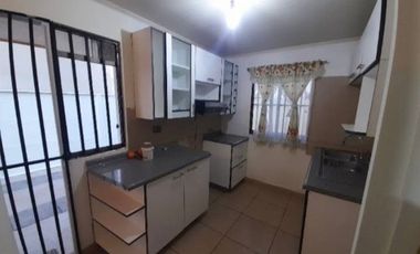 Casa en arriendo c/ estacionamiento en Peñablanca