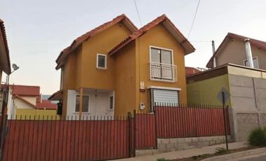 Casa en arriendo c/ estacionamiento en Peñablanca