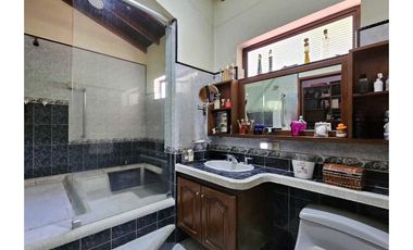 Impresionante Finca de 3000m² con Casa de 511m² en Venta, Copacabana