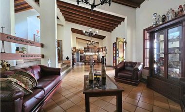 Impresionante Finca de 3000m² con Casa de 511m² en Venta, Copacabana
