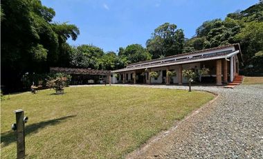 Impresionante Finca de 3000m² con Casa de 511m² en Venta, Copacabana