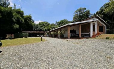 Impresionante Finca de 3000m² con Casa de 511m² en Venta, Copacabana