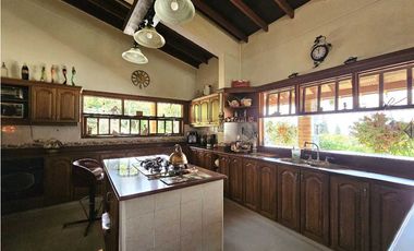 Impresionante Finca de 3000m² con Casa de 511m² en Venta, Copacabana
