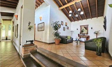 Impresionante Finca de 3000m² con Casa de 511m² en Venta, Copacabana
