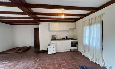 Alquiler de Casa 3 ambientes con jardin y cochera en  Bella Vista