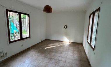 Alquiler de Casa 3 ambientes con jardin y cochera en  Bella Vista