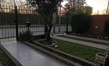 Venta Casa 6 ambientes Pablo Nogues Malvinas Argentinas con Pileta y Cochera
