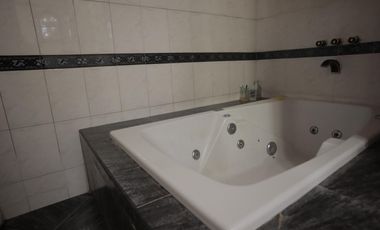 Venta Casa 6 ambientes Pablo Nogues Malvinas Argentinas con Pileta y Cochera