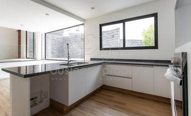 Hermosa Casa dentro de la Sexta Sección de Lomas Verdes