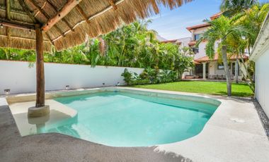 Casa en Renta frente a laguna de 4 recamaras amueblada en Isla Dorada Cancun Zona Hotelera