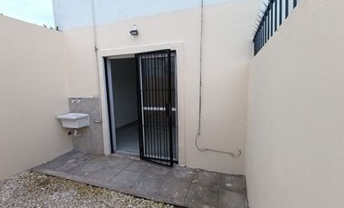 CASTELAR PH EN VENTA CON PATIO Y COCHERA APTO PROFESIONAL Y APTO CREDITO  UN AMBIENTE.
