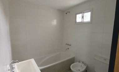 CASTELAR PH EN VENTA CON PATIO Y COCHERA APTO PROFESIONAL Y APTO CREDITO  UN AMBIENTE.