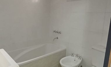 CASTELAR PH EN VENTA CON PATIO Y COCHERA APTO PROFESIONAL Y APTO CREDITO  UN AMBIENTE.