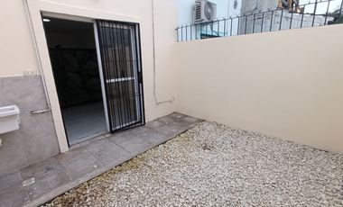 CASTELAR PH EN VENTA CON PATIO Y COCHERA APTO PROFESIONAL Y APTO CREDITO  UN AMBIENTE.