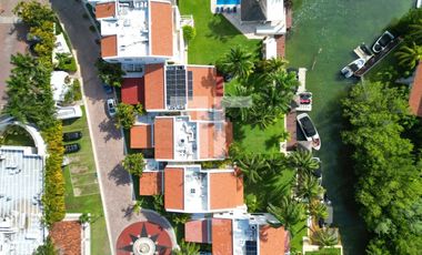 Casa en Renta de 3 Recamaras sin Muebles frente al Canal con muelle en Isla dorada Cancun Zona Hotelera