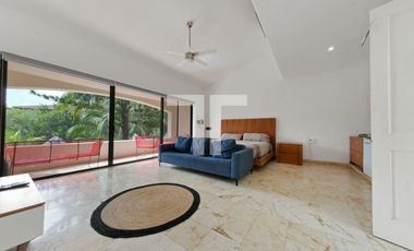 Casa en Renta de 3 Recamaras sin Muebles frente al Canal con muelle en Isla dorada Cancun Zona Hotelera