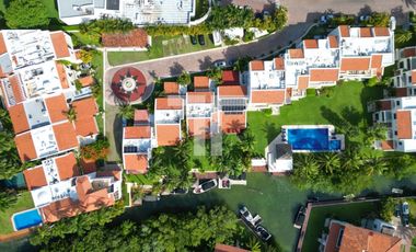 Casa en Renta de 3 Recamaras sin Muebles frente al Canal con muelle en Isla dorada Cancun Zona Hotelera