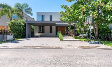 Casa 6 ambientes 717 m² en venta con cochera en Adrogué