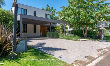 Casa 6 ambientes 717 m² en venta con cochera en Adrogué