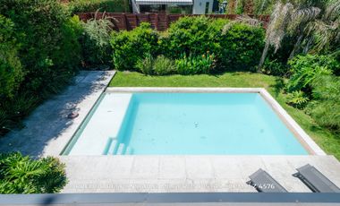 Casa 6 ambientes 717 m² en venta con cochera en Adrogué