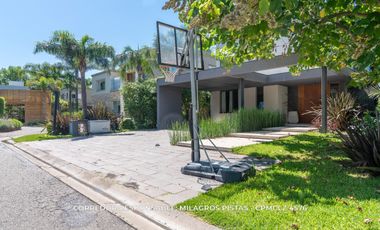 Casa 6 ambientes 717 m² en venta con cochera en Adrogué