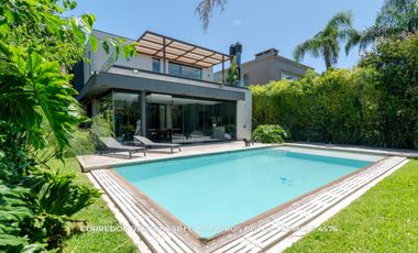 Casa 6 ambientes 717 m² en venta con cochera en Adrogué
