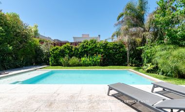 Casa 6 ambientes 717 m² en venta con cochera en Adrogué