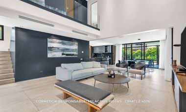 Casa 6 ambientes 717 m² en venta con cochera en Adrogué