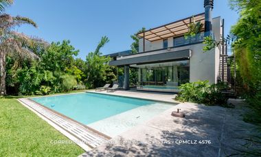 Casa 6 ambientes 717 m² en venta con cochera en Adrogué