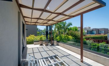 Casa 6 ambientes 717 m² en venta con cochera en Adrogué