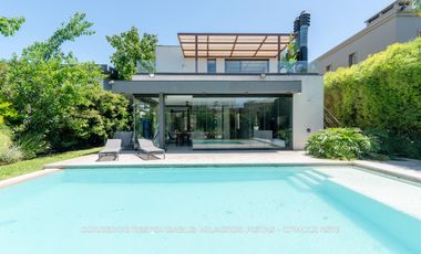 Casa 6 ambientes 717 m² en venta con cochera en Adrogué