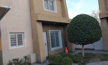 Duplex con tres cocheras y patio. APTA CREDITO