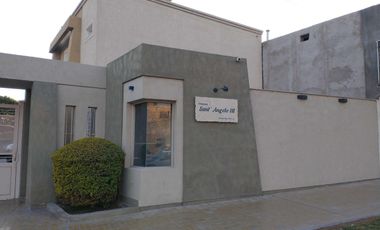 Duplex con tres cocheras y patio. APTA CREDITO