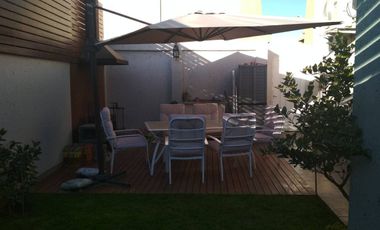 Duplex con tres cocheras y patio. APTA CREDITO