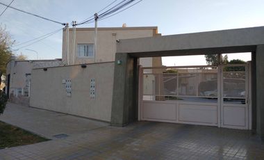 Duplex con tres cocheras y patio. APTA CREDITO