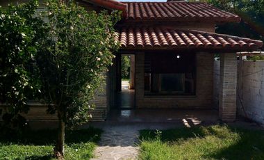 CHALET EN VENTA SOBRE LOTE DE GRAN SUPERFICIE