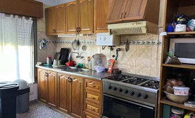 Venta casa con cochera y quincho en G. Baigorria.