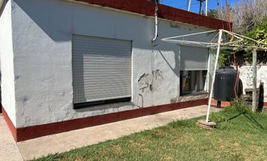 Venta casa con cochera y quincho en G. Baigorria.