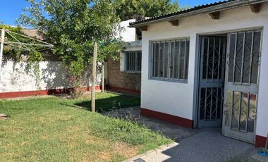 Venta casa con cochera y quincho en G. Baigorria.