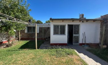 Venta casa con cochera y quincho en G. Baigorria.