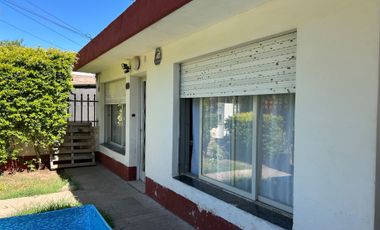 Venta casa con cochera y quincho en G. Baigorria.